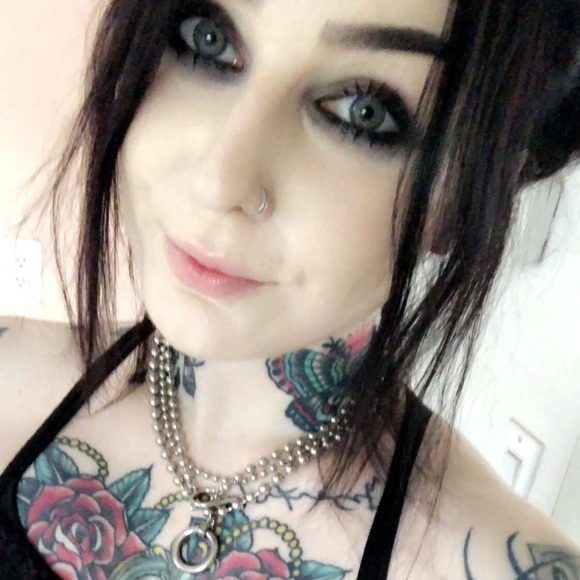 Meet your posher 💀 - Picture 2 of 3